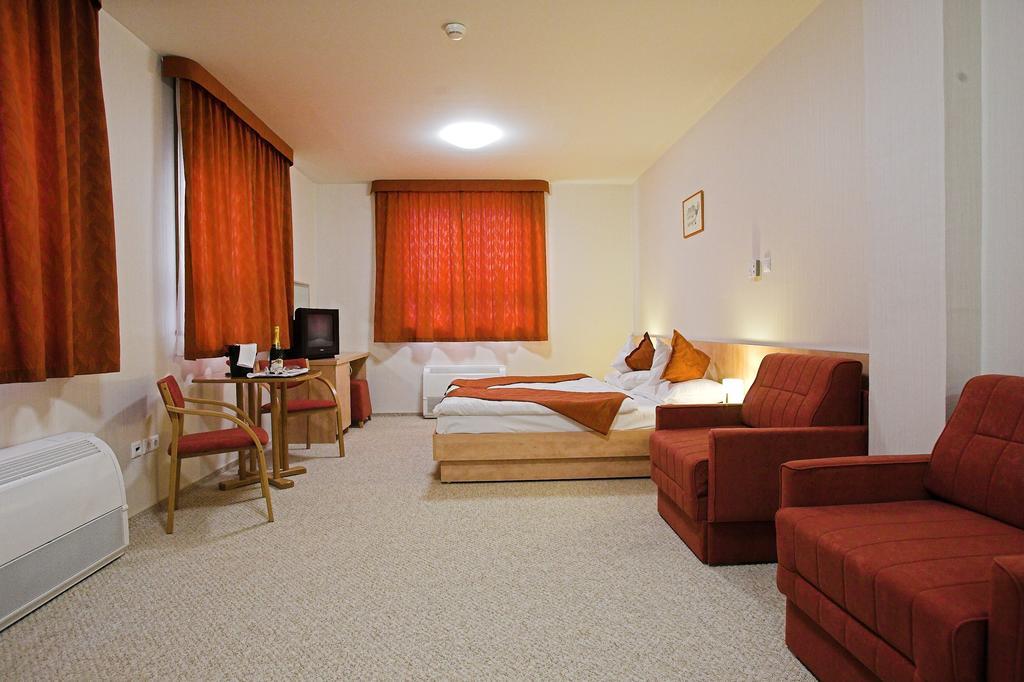 Hotel Voelgyikut Haz à Veszprém Extérieur photo